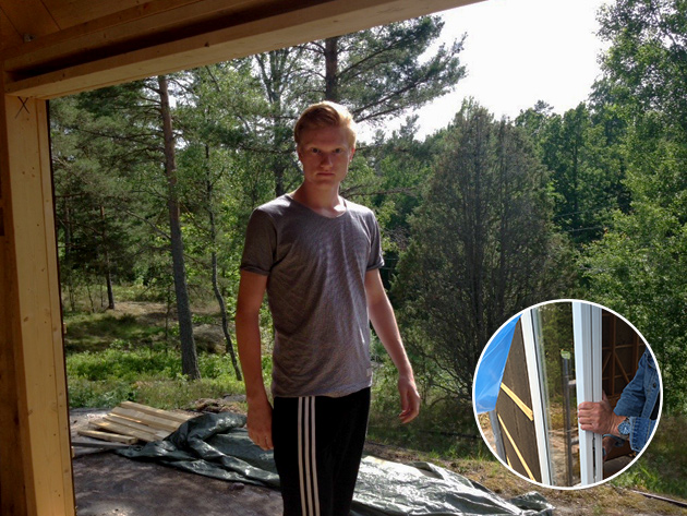 Max inspekterar montering av det stora glaspartiet, stuganiviken.se